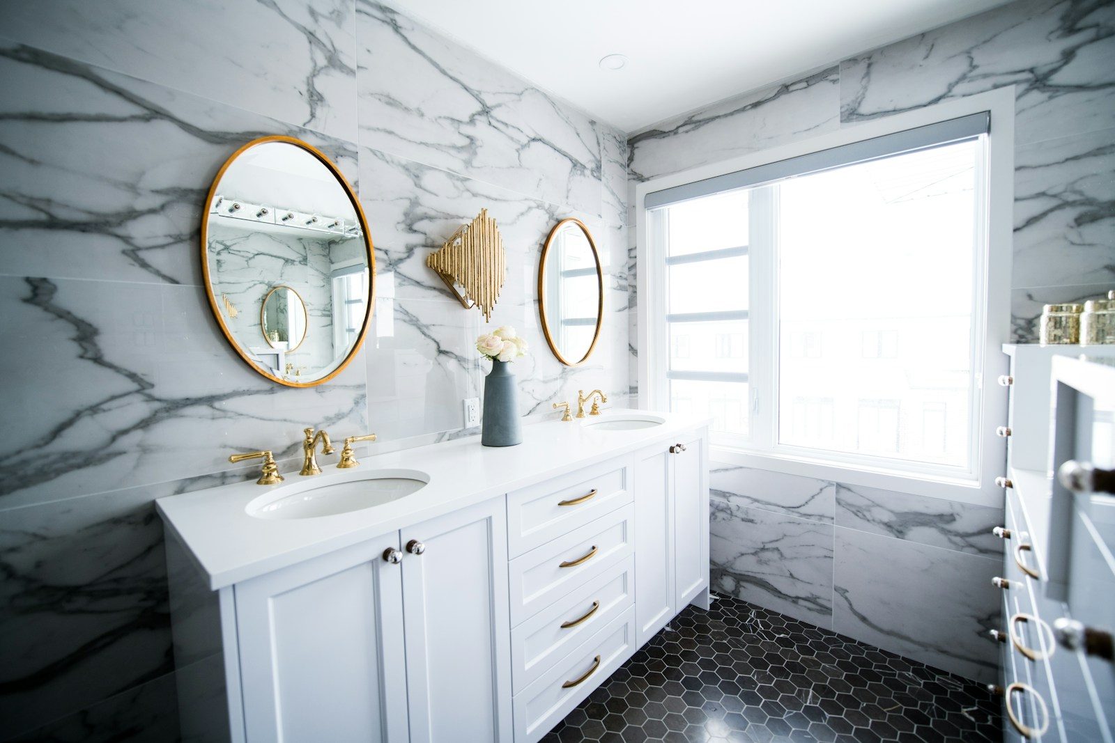 Phòng tắm với lavabo đôi và vách vân đá